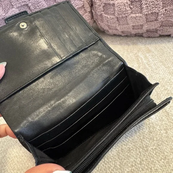Chic Black Leather Wallet with Buckle - Picture 4 of 6